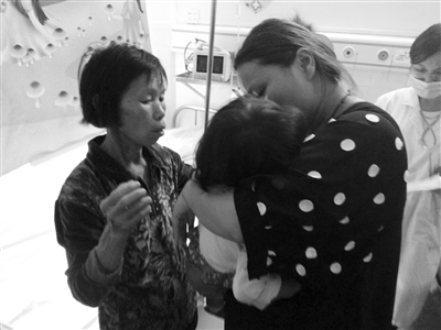 妈妈和奶奶在医院照顾小伊晴