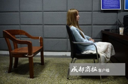 11月11日,成都一名不到20岁的网络女主播和自己的“粉丝”聚会喝酒,彻夜畅谈起来,不胜酒力的女主播昏昏沉沉驾驶自己的炫蓝宝马车回家。不料,刚开出来几百米就撞上了道路旁的隔离栏,执勤交警巡逻,一查还是醉驾。