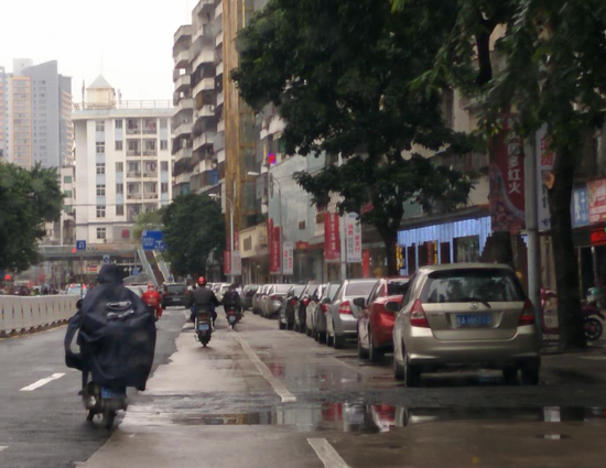 车主将车停在西沙路 路边的免费停车位内