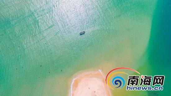 高空鸟瞰万宁“醉”美大洲岛清澈的海水和旖旎秀丽的海岸线。