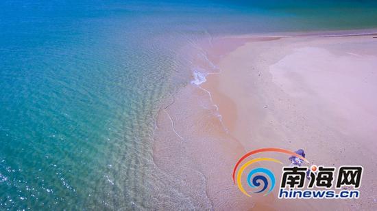 高空鸟瞰万宁“醉”美大洲岛清澈的海水和旖旎秀丽的海岸线。