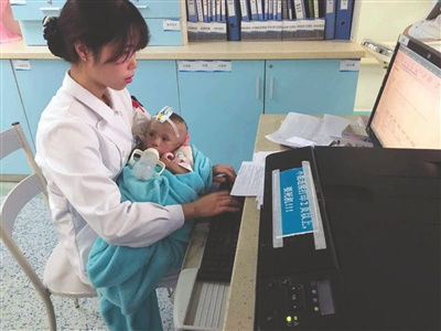 四川大学华西医院心血管疾病综合病房的护士骆敏边工作边照顾孩子