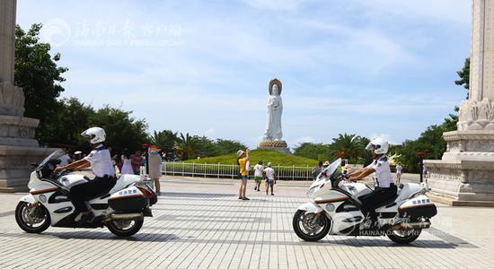 俄罗斯游客团队在三亚游览。海南日报记者 武威 特约记者 陈文武 摄