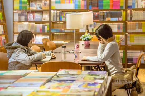 海口解放西路的新华书店里,读者在认真阅读。 海南日报记者李幸璜摄