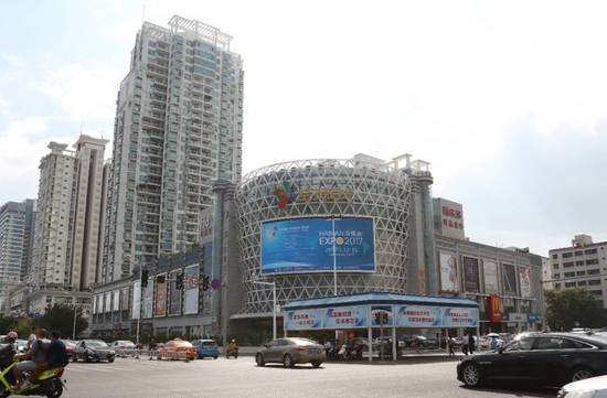 三亚市新风街与河西路交汇处，金润阳光商场前的海博会广告