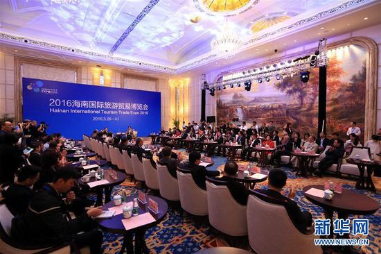 各界嘉宾在首届“海博会”开幕式前进行讨论（3月26日摄）。新华社记者李明放摄