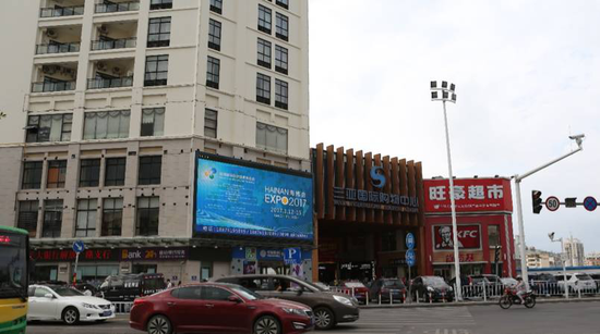 三亚市解放路与建港路交汇处，国际购物中心步行街旁的楼宇广告