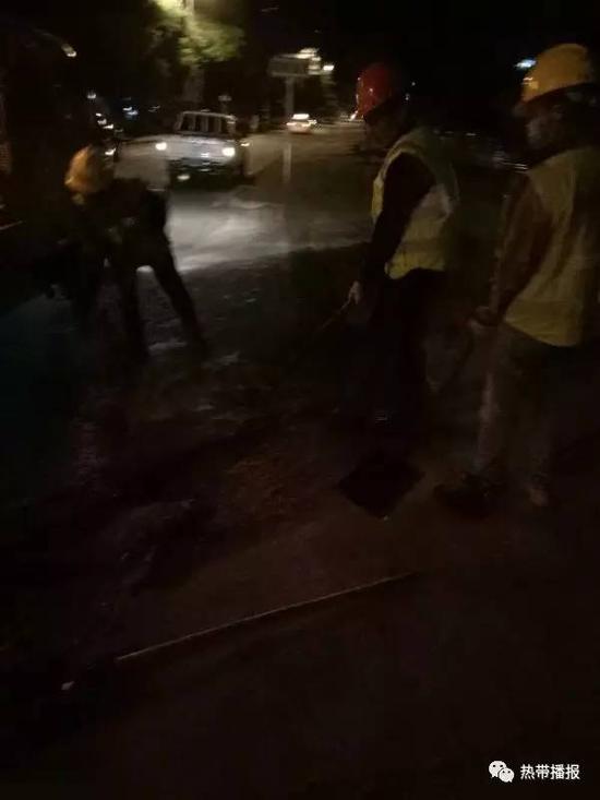 市政工人连夜对破损路面进行修复