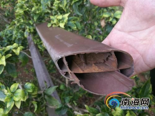 断裂的护栏里面是金属材质。