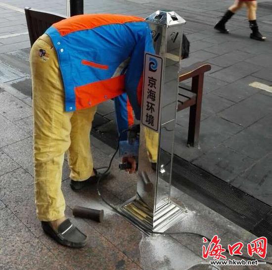 京环环卫公司保障队员正在安装“烟头收集柱”
