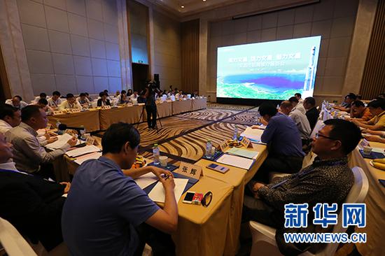 12日，文昌市招商推介恳谈会上，嘉宾观看文昌招商宣传片。新华网 林圣钧摄