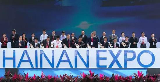 　　海南省副省长李国梁（前右五）宣布2017海南国际旅游贸易博览会开幕并与中外嘉宾用海螺，共同向注水口倒入海水，启动海博会
