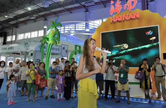▲在服务贸易展区，美丽之冠旅游集团的外国演员用中文演唱《我爱你中国！》