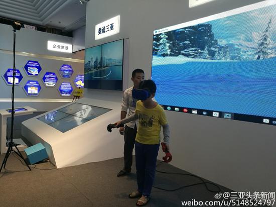 　　2017海南国际旅游贸易博览会1月12日-15日在三亚美丽之冠举行。VR体验馆带我们感受在陆地上滑雪、站在屏幕前切水果……引来市民争相围观体验，你们有玩吗？ 无论是枪战游戏还是海底世界都仿佛身临其境，自己已完全成为游戏中的主角，体验既能惊险刺激又能美轮美奂，真是让人意犹未尽。