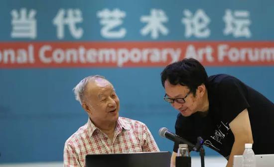 ▲当代水墨之父刘国松（左）与当代艺术论坛学术主场张强亲切交谈