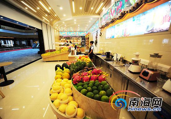三亚航空城内的热带水果店不但可以品尝新鲜的海南水果,还可以现场喝到鲜榨的果汁。南海网记者 沙晓峰 摄