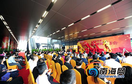1月21日,由三亚凤凰国际机场倾力打造的旅客集散中心和航空主题购物广场――三亚航空城于正式启用。南海网记者 沙晓峰 摄