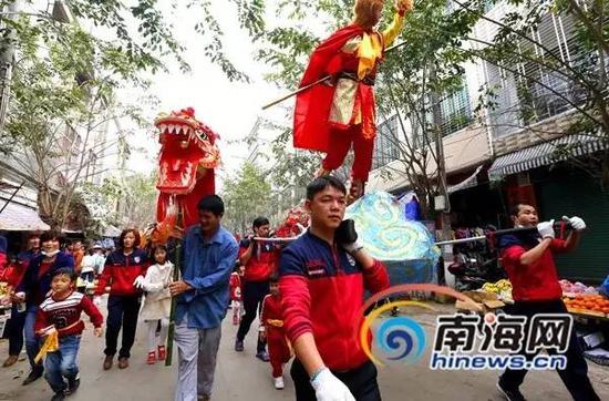儋州中和古镇闹元宵。海报全媒体中心记者记者陈元才摄