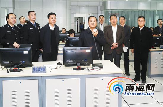 1月26日春节前夕,在海口公安交警指挥中心,省委副书记、省长刘赐贵通过视频通话系统,代表省委、省政府慰问一线执勤交警、协警。 海南日报记者 李英挺 摄