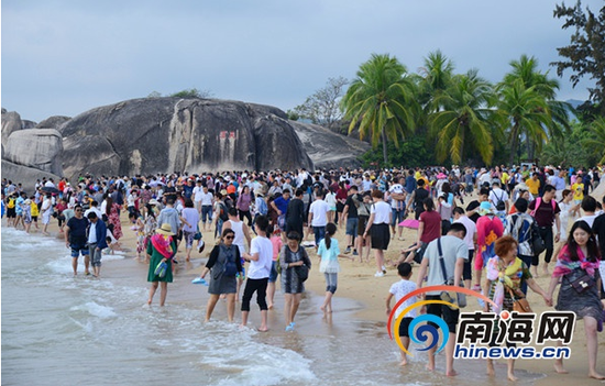2017年春节黄金周三亚实现了旅游人数和旅游收入双增长，赢得经济效益“大丰收”。