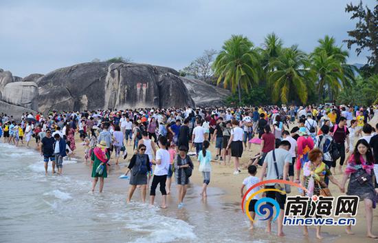 2017年春节黄金周三亚实现了旅游人数和旅游收入双增长,赢得经济效益“大丰收”。