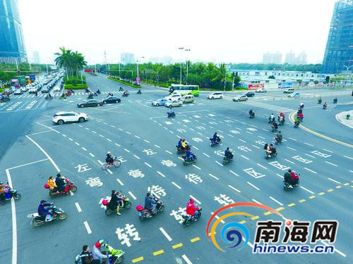 在国兴大道与五指山南路交叉路口试行点,机动车中央有待行区,当机动车左转时,电动车并不会跟着旁边有序行驶,而是依然直行。南国都市报记者刘孙谋摄