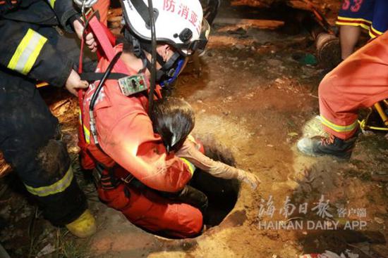 消防官兵救出被困小孩。海南日报记者武威 通讯员陈帅 王通彬摄