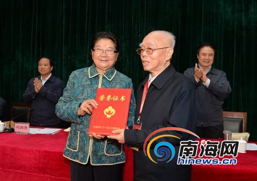 2月9日,全国人大常委会原副委员长、中国关工委主任顾秀莲为海南省关工委常务副主任何如伟颁发荣誉证书。海南日报记者 王凯 摄
