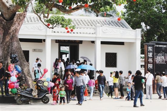儋州东坡书院游人如织,打好文化牌,能有效促进旅游发展。 记者 易宗平 摄