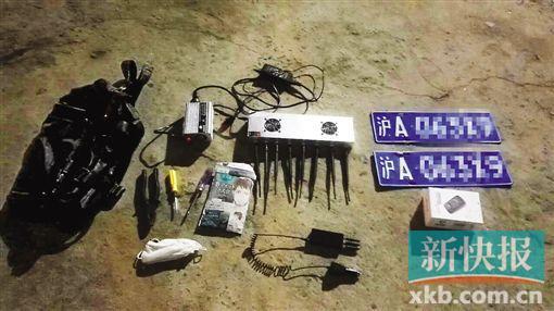 警方在犯罪嫌疑人住所查获一批作案工具。