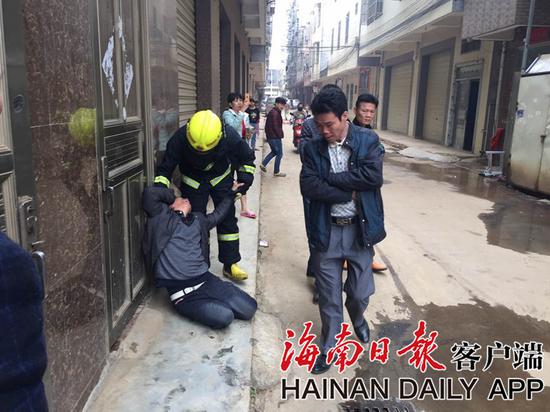 李先生情绪非常激动。海南日报客户端见习记者肖帅摄