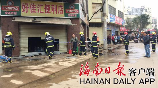 消防员作业中。海南日报客户端见习记者肖帅摄