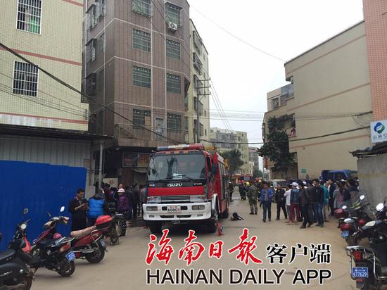 消防车到达着火铺面。海南日报客户端见习记者肖帅摄