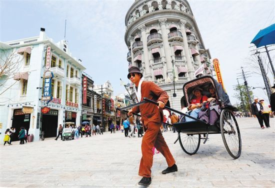 冯小刚电影公社南洋街吸引游客玩儿“穿越”。海南日报记者 陈元才 摄