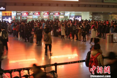 今年大年三十，成都机场旅客在排队办理值机手续。吕俊明摄