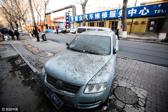 百万豪车被弃路边两年，灰尘密布钥匙还在。图片来源：视觉中国