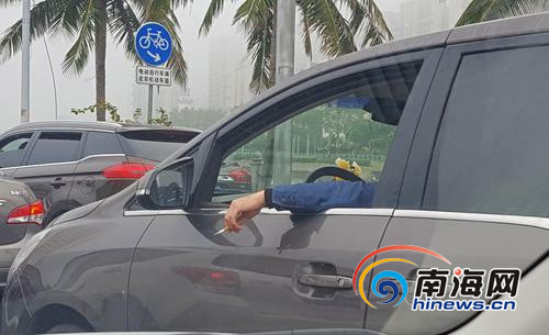 开车吸烟弹烟灰扣2分罚50元 交警:请做文明好司机