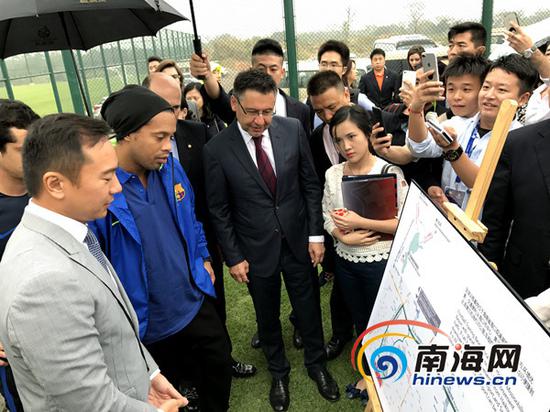 巴西足球明星小罗空降海口与小球员互动踢球