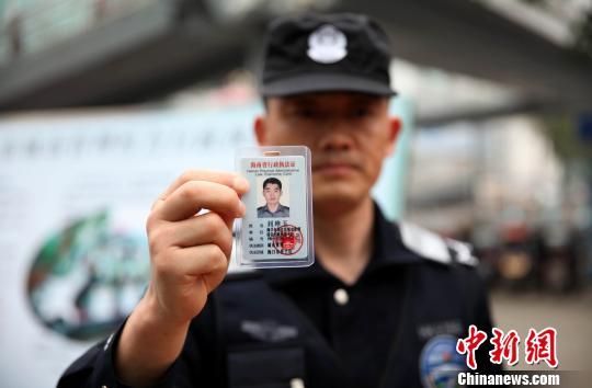 　　《海口市城市管理综合行政执法条例》1日起实施，要求综合执法人员在执法活动中应当穿着综合执法制式服装，佩戴标志标识。图为执法人员展示证件。　吕志强　摄
