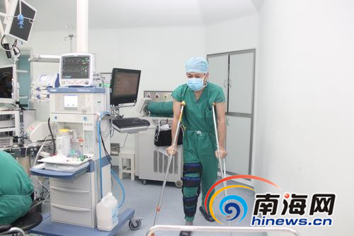 沈宏峰拄拐走进手术室。