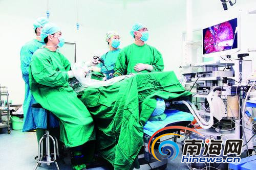 沈宏峰在手术室。