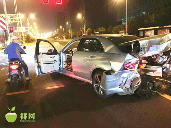 被撞的奔驰车