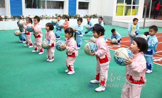资料图：2016年12月26日，在海南省军区幼儿园，孩子们在老师示范下活动、投篮、做游戏等。海南日报记者张茂摄
