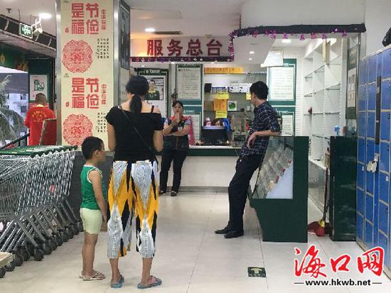 小丽(花裤女子)正在报警。