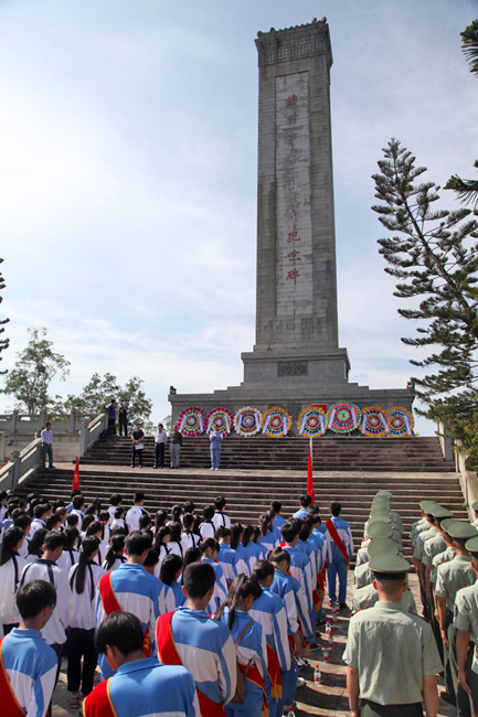 在市人民公园革命烈士英雄纪念碑举行主题为"缅怀革命先烈,弘扬爱国
