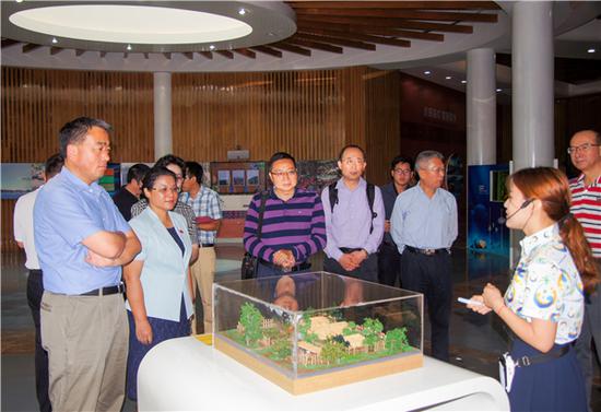 专家学者们在考察调研陵水的规划发展