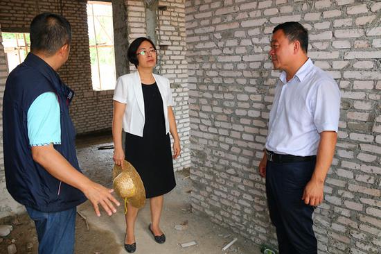 张蔚兰书记一行到邦溪村委会豪猪养殖基地调研