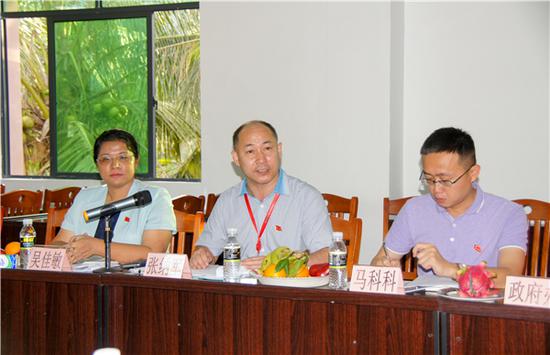 县委副书记、政法委书记张纳军,县委常委吴佳敏出席座谈会
