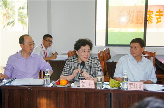 专家学者们在座谈会上纷纷为陵水的发展建言献策