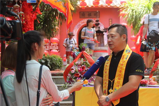 三亚蜈支洲岛旅游区副总裁杨晓海接受记者采访